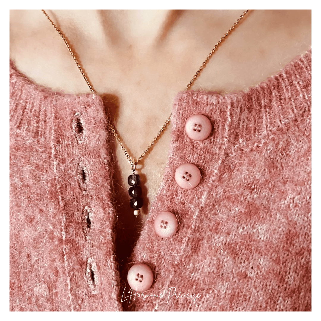 Collier Hortense en Tourmaline – perles facettées et chaîne plaqué or, porté avec un cardigan rose doux