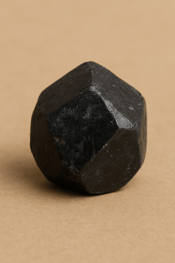 Spinelle, pierre noire, chakra racine, courage, ancrage, résilience, lithothérapie, L’Harmonie Précieuse