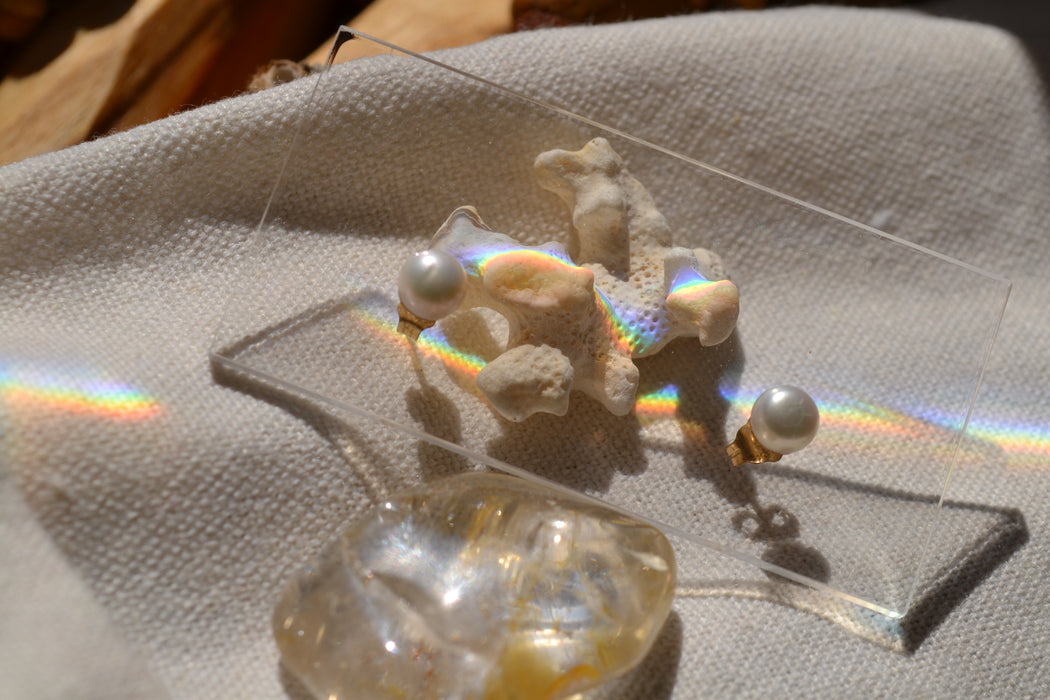 Sirena – Puces d’oreilles – Perles blanches | Clarté & Épure lumineuse