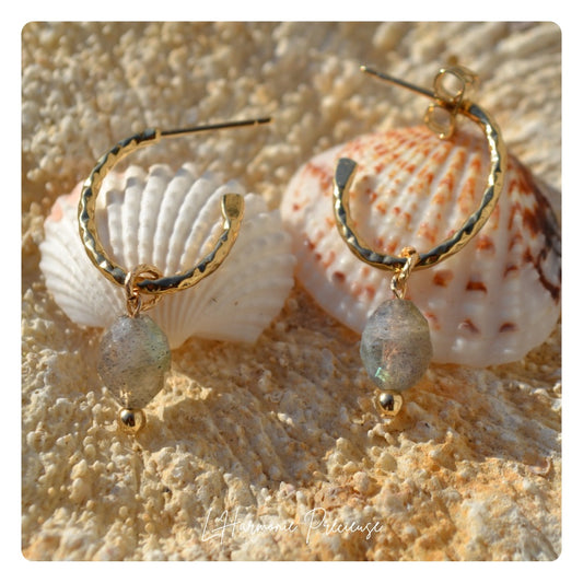 Skadi – Boucles d’oreilles martelées – Labradorite | Intuition & Protection