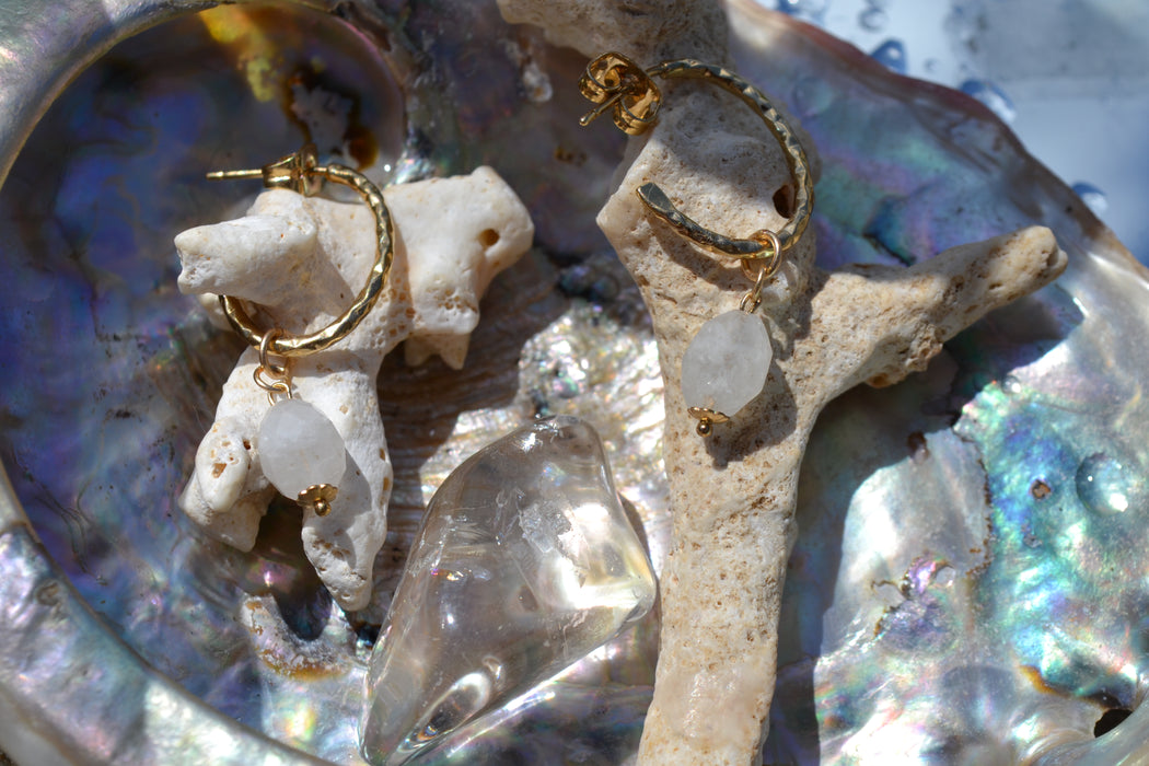 Aëla – Boucles d’oreilles – Pierre de Lune | Intuition & Féminin sacré