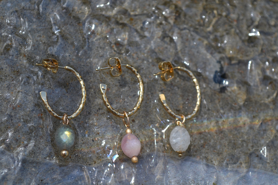 Aëla – Boucles d’oreilles – Pierre de Lune | Intuition & Féminin sacré