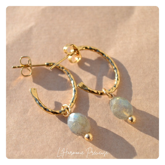 Skadi – Boucles d’oreilles martelées – Labradorite | Intuition & Protection