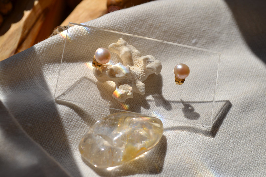 Céleste – Puces d’oreilles – Perles saumon | Douceur solaire & Confiance féminine