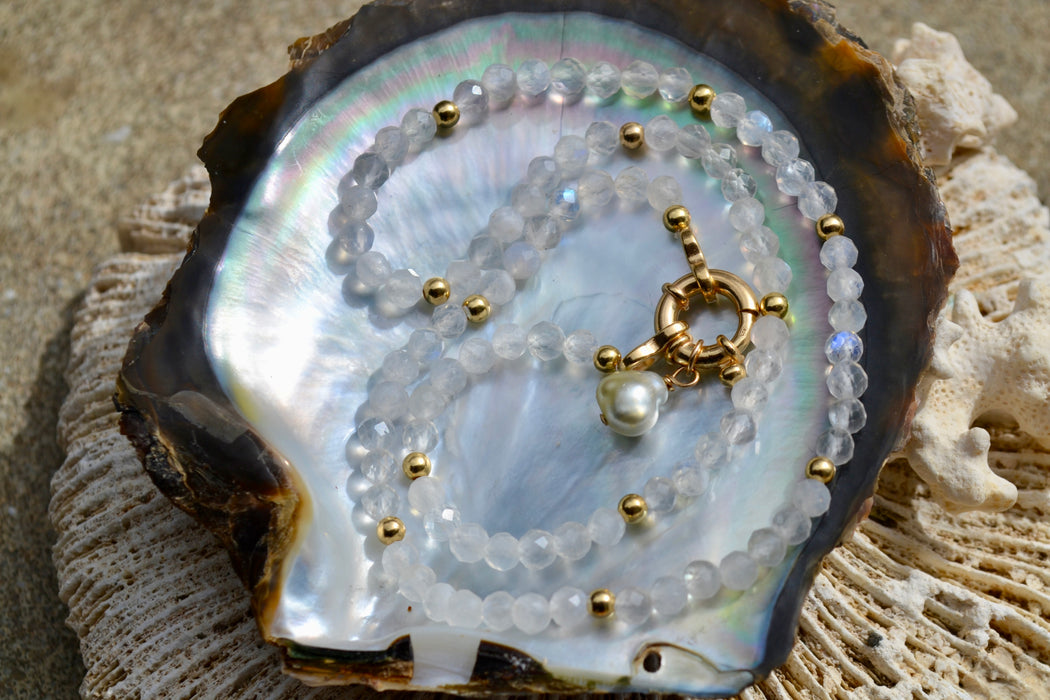 Néréea – Collier Ras-de-cou – Pierre de Lune & Keshi | Intuition & Écume 
