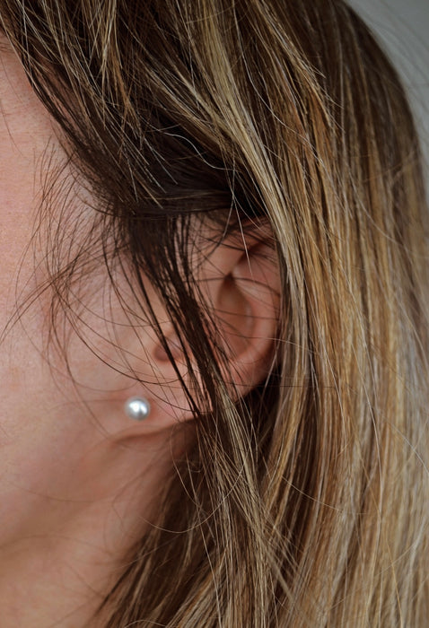 Sirena – Puces d’oreilles – Perles blanches | Clarté & Épure lumineuse
