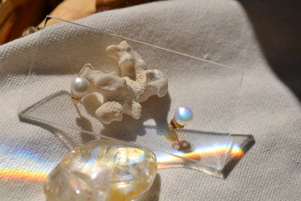 Sirena – Puces d’oreilles – Perles blanches | Clarté & Épure lumineuse
