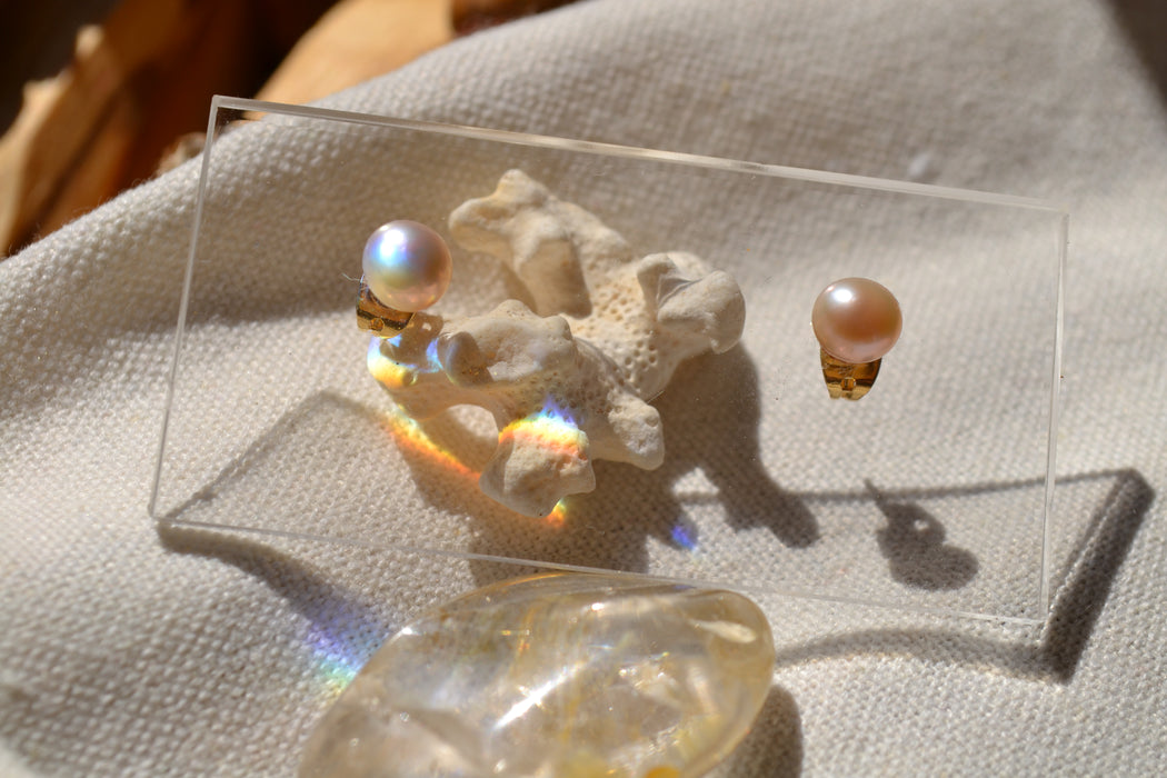 Céleste – Puces d’oreilles – Perles saumon | Douceur solaire & Confiance féminine