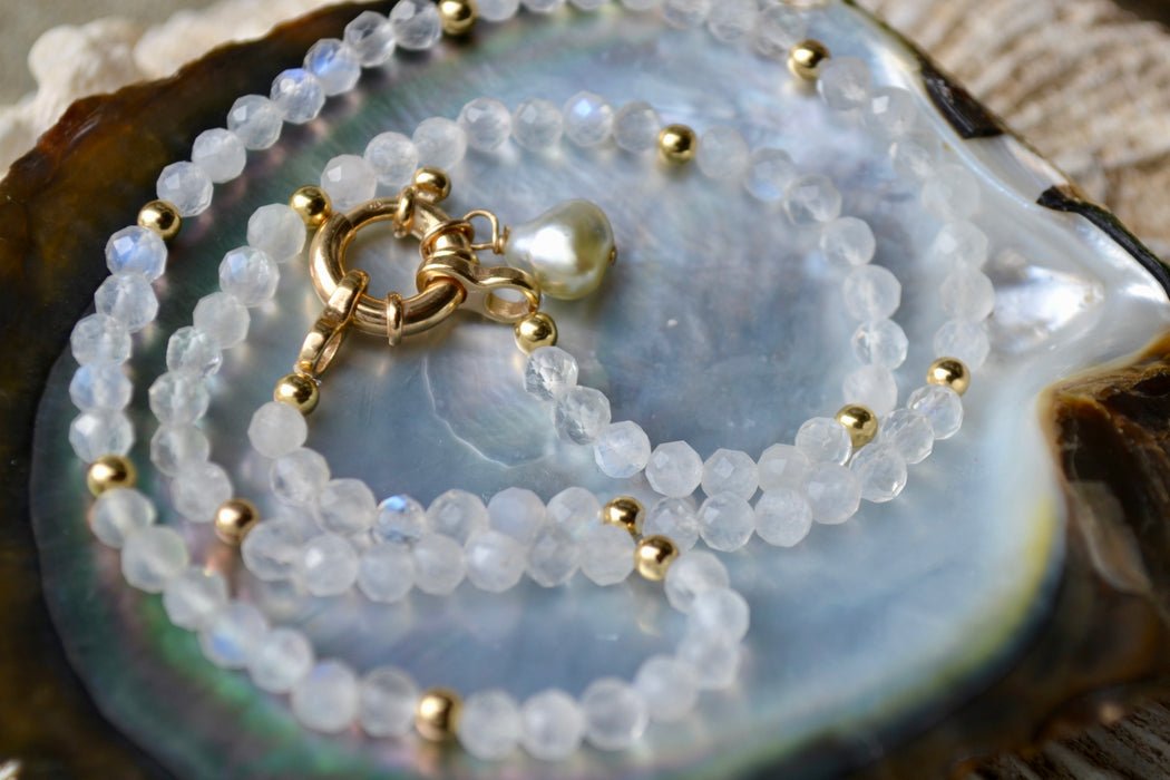 Néréea – Collier Ras-de-cou – Pierre de Lune & Keshi | Intuition & Écume 