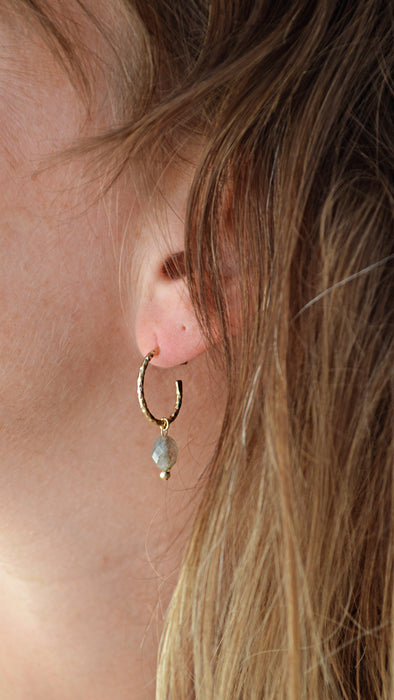 Skadi – Boucles d’oreilles martelées – Labradorite | Intuition & Protection