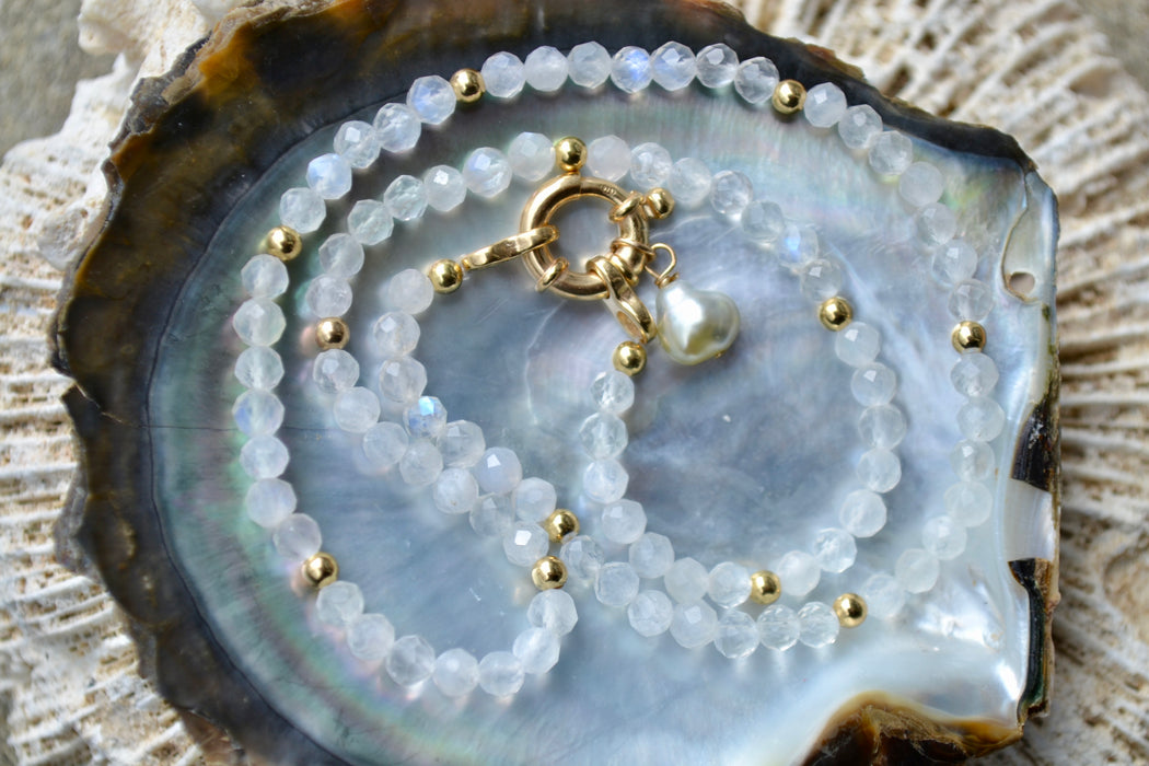 Néréea – Collier Ras-de-cou – Pierre de Lune & Keshi | Intuition & Écume 