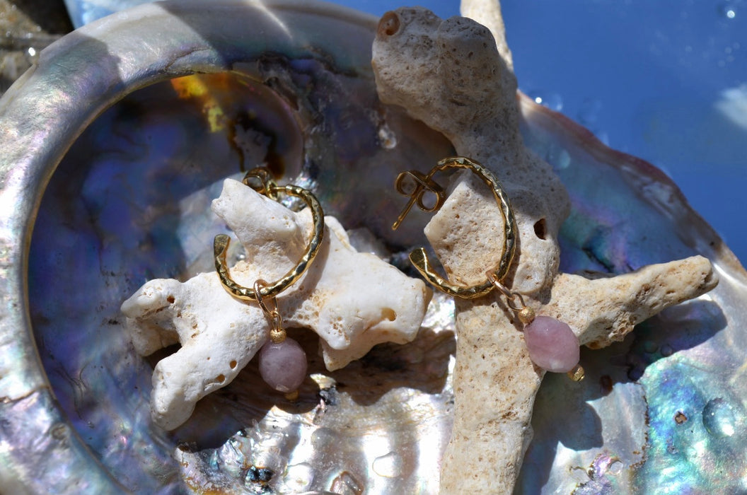 Anaya – Boucles d’oreilles martelées – Quartz Rose | Amour & Douceur
