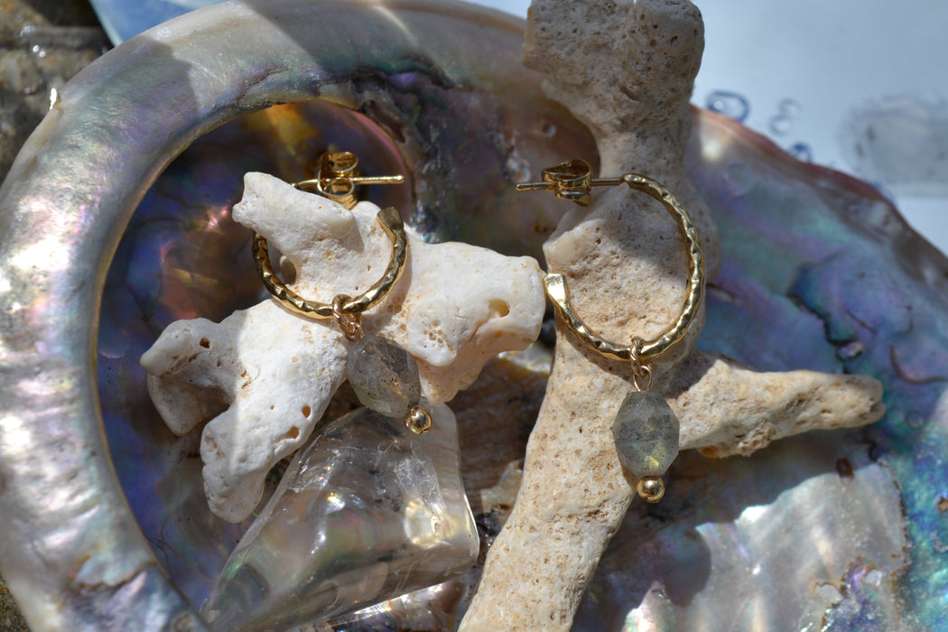 Skadi – Boucles d’oreilles martelées – Labradorite | Intuition & Protection