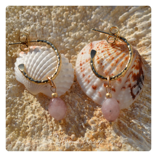 Anaya – Boucles d’oreilles martelées – Quartz Rose | Amour & Douceur