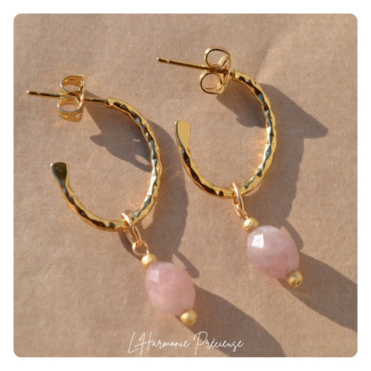 Boucles d’oreilles Anaya – Quartz rose facetté et base martelée en plaqué or