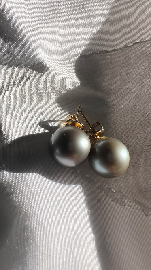  Boucles d’oreilles en perles de Tahiti sur fond de coquillage nacré – création précieuse et intemporelle