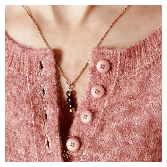 Collier Hortense en Tourmaline – perles facettées et chaîne plaqué or, porté avec un cardigan rose doux