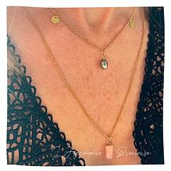 alt)  Superposition de colliers L’Harmonie Précieuse – pendentif Keishi de Tahiti et pendentif opale Rose sur peau nue avec top en dentelle noire