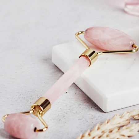 Roller en quartz rose pour le visage – outil de massage bien-être en pierre naturelle, vendu avec sa pochette